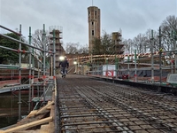 De toegangsbrug wordt verbreed zodat hulpdiensten makkelijk de site kunnen bereiken.